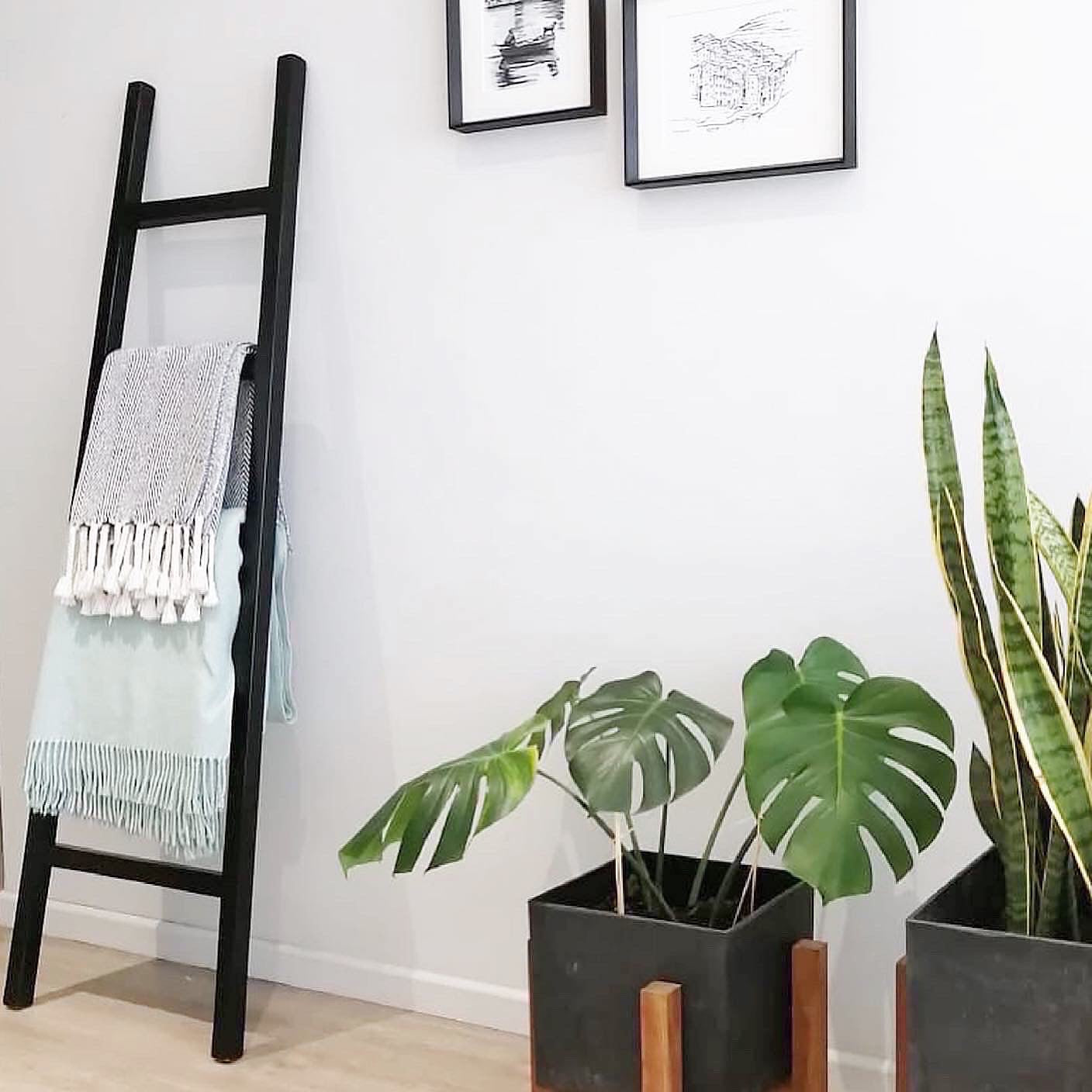 Decor Ladder For Throws in Black